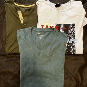Men’s bundle of 3 Banana Republic and H&M T-shirts medium
